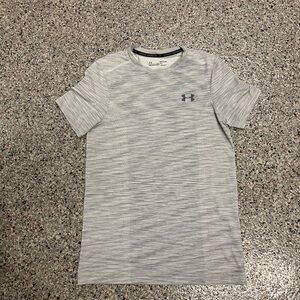Stretchy under armour t-shirt size small